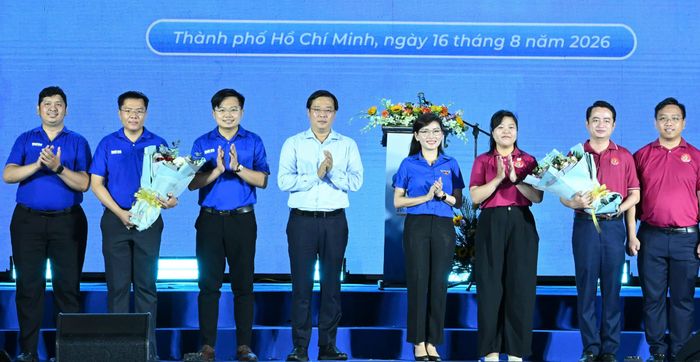  Đồng chí Lê Quốc Phong và đồng chí Hồ Hồng Nguyên tặng hoa chúc mừng Ban Chỉ huy các chương trình, chiến dịch tình nguyện hè năm 2026. Ảnh: VIỆT DŨNG 