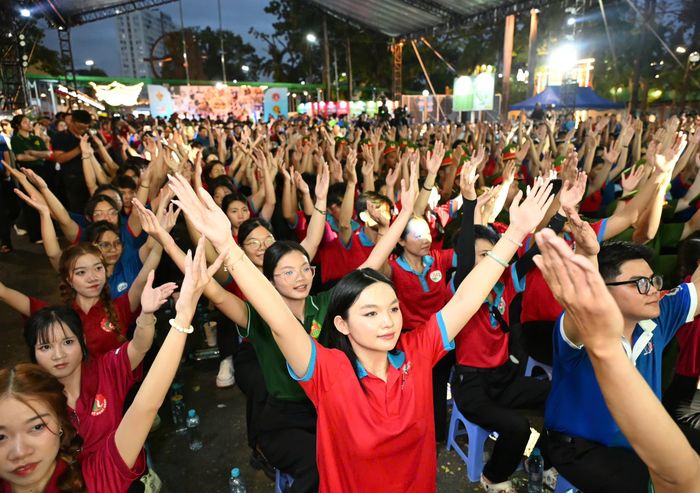  Đông đảo chiến sĩ tình nguyện tham dự buổi lễ. Ảnh: VIỆT DŨNG 