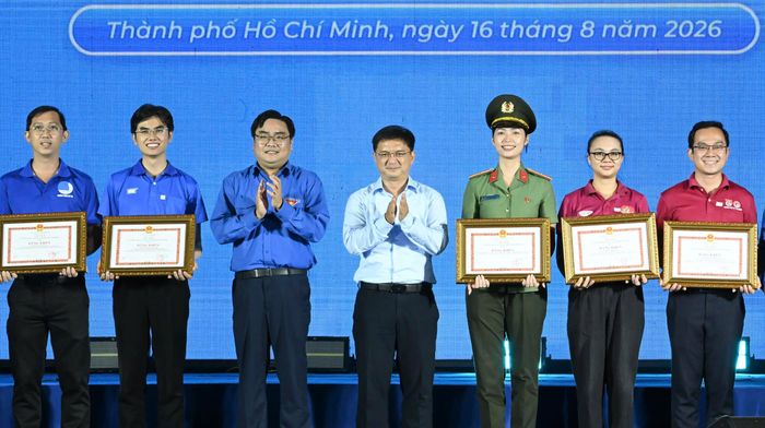  Đồng chí Nguyễn Mạnh Cường và đồng chí Ngô Minh Hải trao Bằng khen của Chủ tịch UBND TPHCM đến các tập thể, cá nhân. Ảnh: VIỆT DŨNG 