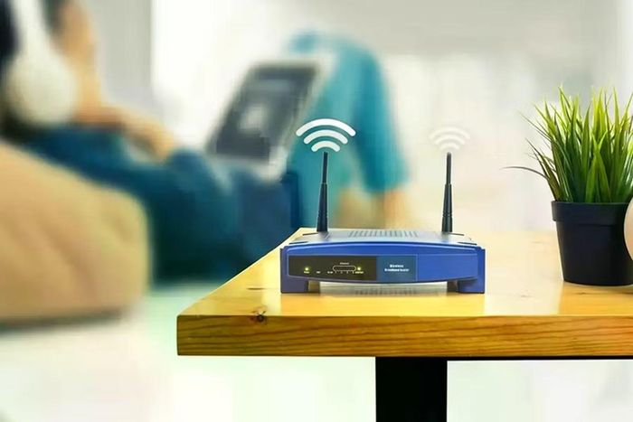 Đặt router ở vị trí trung tâm, cao và thoáng giúp cải thiện vùng phủ sóng Wi-Fi trong nhà