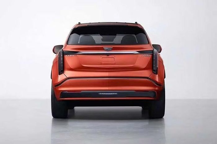 Cadillac cho biết, hệ thống hỗ trợ lái trên XT5 PHEV được thiết kế phù hợp với điều kiện giao thông đa dạng tại Trung Quốc. Hãng hướng tới khả năng nhận biết, dự đoán và phản ứng với các tình huống thực tế phức tạp thay vì chỉ xác định làn đường hoặc vật cản.