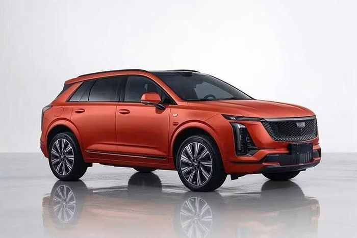 Cadillac XT5 là dòng xe thuộc phân khúc SUV hạng sang cỡ nhỏ với 2 hàng ghế/5 chỗ ngồi, được hãng Mỹ tạo ra nhằm thay thế cho mẫu SRX cũ vào năm 2016 và cạnh tranh trực tiếp với các đối thủ như Mercedes-Benz GLC hay BMW X3. Thế hệ mới XT5 PHEV đã “lột xác” toàn diện so với thế hệ đầu tiên, sở hữu thiết kế và công nghệ mang phong cách mới nhất của hãng.