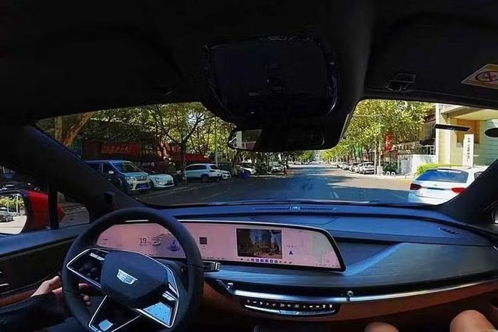 Điểm nâng cấp đáng chú ý nhất trên Cadillac XT5 PHEV thế hệ mới chính là sự xuất hiện của cảm biến Lidar đặt trên nóc xe, các camera giám sát bên hông cùng dải đèn tín hiệu màu xanh ngọc bích.
