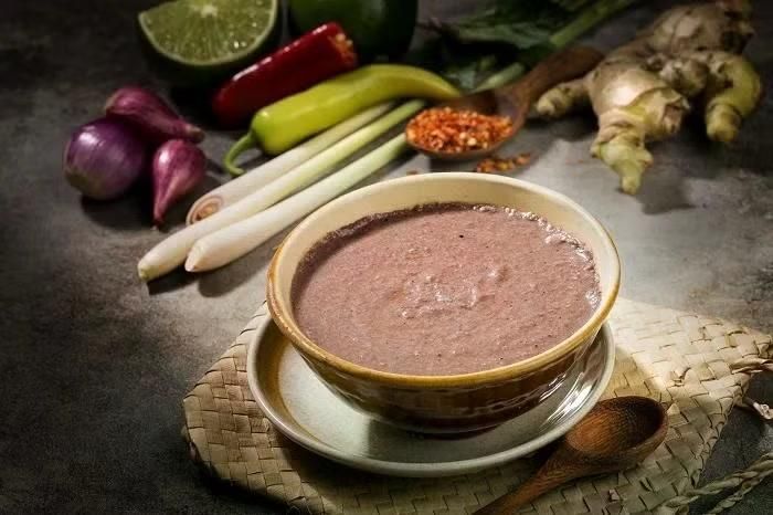 Mắm ruốc Cửa Lò mang hương vị đặc trưng của biển cả, chế biến lại rất đơn giản, chỉ cần thêm chút tỏi, ớt, đường và bột ngọt là đã có ngay chén nước chấm đậm vị cho bữa cơm gia đình. Ngoài ra, đây còn là gia vị tuyệt vời để nấu các món như thịt kho mắm ruốc, cháo ruốc hay nêm canh. Mỗi hũ mắm ruốc có giá dao động từ 40.000-85.000 đồng tùy loại. (Ảnh: Vinpearl)