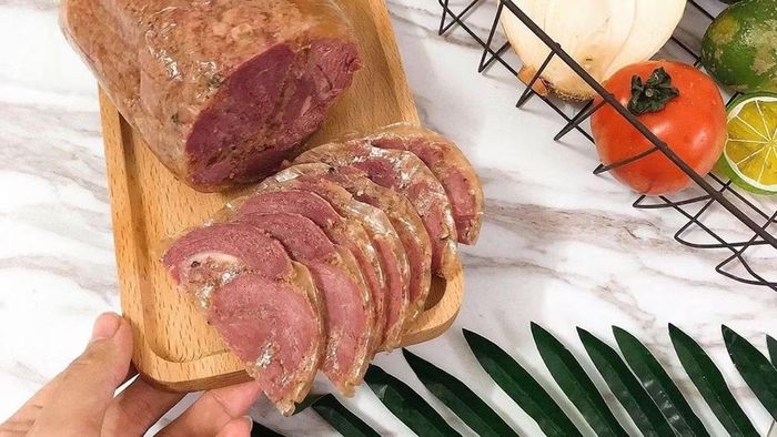 Giò me chấm cùng tương ớt hoặc nước mắm nguyên chất là món nhắm hoàn hảo cho các buổi tiệc hay bữa ăn gia đình. Mức giá giò me dao động từ 200.000 đến 350.000 đồng/kg tùy thuộc vào chất lượng giò. (Ảnh: Điện máy Xanh)