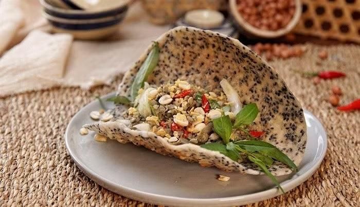 Nhờ ưu điểm giữ được độ thơm giòn trong thời gian dài ngay cả khi đóng túi nhựa, đây là lựa chọn mua quà rất tiện lợi. Giá bán khoảng 40.000 đồng/10 chiếc nướng sẵn hoặc 150.000 đồng cho 100 chiếc bánh sống. (Ảnh: Sưu tầm)