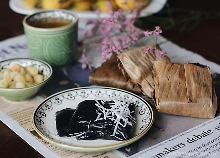 Sự đặc biệt của bánh gai xứ dừa Anh Sơn nằm ở quy trình chế biến thủ công công phu. Từ giã lá gai lọc lấy nước cốt pha bột nếp, xào nhân đậu xanh chuẩn vị, đến khâu gói bằng lá chuối khô. Hương vị dẻo thơm, ngọt dịu tự nhiên chính là yếu tố giữ chân mọi thực khách. (Ảnh: tinhhoavietnam.net)