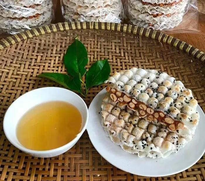 Sự hòa quyện giữa vị ngọt thanh của mạch nha, cay nồng của gừng và độ bùi giòn của đậu phộng tạo nên sức hút đặc biệt. Người địa phương thường thích nhâm nhi kẹo cu đơ cùng một tách trà xanh nóng. Chỉ với vài chục nghìn đồng, bạn đã sở hữu một hộp kẹo đóng gói đẹp mắt để làm quà. (Ảnh: Sưu tầm)