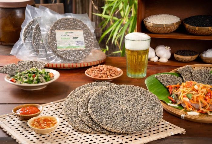Khác biệt hoàn toàn so với bánh đa của các vùng miền khác, bánh đa Đô Lương nổi tiếng nhờ độ giòn tan cùng hương vị đậm đà từ vừng đen, tiêu và tỏi. Bánh có thể nướng hoặc rán ăn trực tiếp như món ăn vặt, hoặc dùng làm đồ ăn kèm hoàn hảo cho các món lươn hay bún giá cá ruốc. (Ảnh: Sưu tầm)