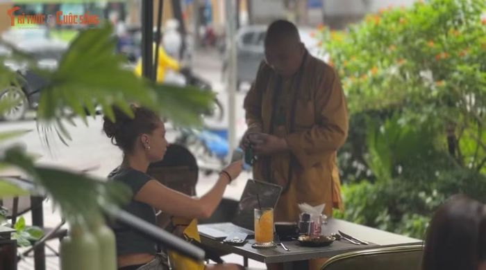 Một nữ du khách cũng bị hoàn cảnh tương tự: Bị từ chối đưa tiền mệnh giá nhỏ... Cuối cùng phải đưa 100.000 đồng thì người đàn ông mặc y áo giống người tu hành mới chịu rời đi.