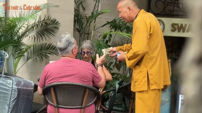 Và du khách buộc phải đưa đúng số tiền ông ta gợi ý với tâm thế tránh phiền phức.