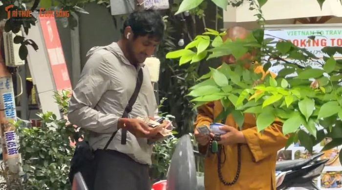 Nghĩ việc trên là hóa duyên, nhiều du khách chỉ đưa tiền mệnh giá nhỏ như 5.000 hoặc 10.000 đồng nhưng đáp lại, người đàn ông nói trên không nhận và có những hành vi "mồi" vào những tờ tiền có giá trị lớn hơn.