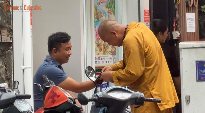 Với nhiều du khách, ban đầu họ không một chút nghi ngờ nghĩ rằng đây chỉ là hình thức "ban phước", thân thiện...