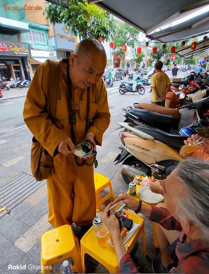 Trưa 15/8, PV Tri thức và Cuộc sống ghi nhận thực tế từ phản ánh của người dân. Theo quan sát thì người đàn ông trung niên mặc y áo giống người tu hành, vai đeo chiếc túi vàng, cổ đeo sâu chuỗi, tay cầm chiếc bát bên trong có nhiều vòng đeo tay có hạt.