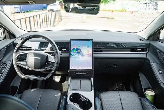Nằm trong phân khúc SUV cỡ B, Jaecoo J5 sở hữu kích thước dài x rộng x cao lần lượt 4.380 x 1.860 x 1.650 mm và chiều dài cơ sở 2.620 mm. Chiều rộng cùng thiết kế thân xe vuông vức góp phần tạo nên không gian nội thất rộng rãi cho cả hai hàng ghế. Những trang bị tiêu chuẩn của mẫu xe Trung Quốc này gồm hệ thống treo sau liên kết đa điểm, đèn chiếu sáng LED...