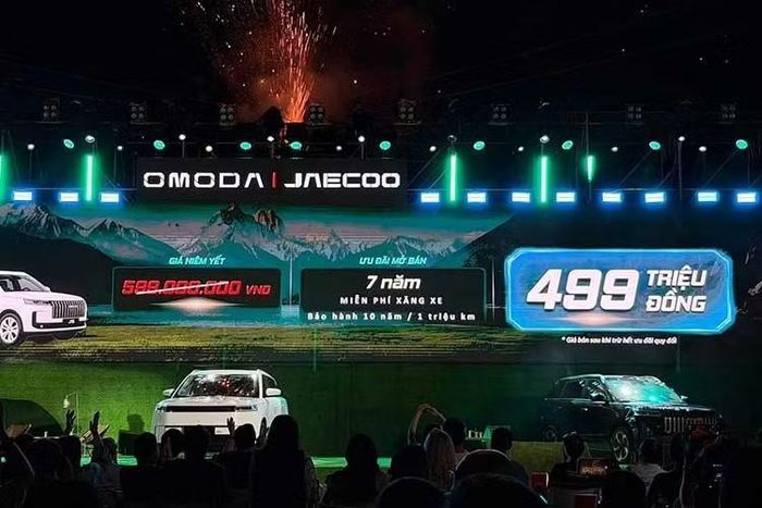 Tuy nhiên, từ nay đến hết 31/08/2026, Omoda & Jaecoo Việt Nam đưa ra hai phương án ưu đãi dành cho 555 khách hàng đầu tiên đặt mua dòng xe này. Với phương án thứ nhất, khách hàng tiếp tục được hưởng các quyền lợi của chương trình mở bán trước đó, bao gồm hỗ trợ lãi suất 0% trong 12 tháng đầu với tỷ lệ vay tối đa 80% giá trị xe và 1 năm bảo hiểm vật chất.