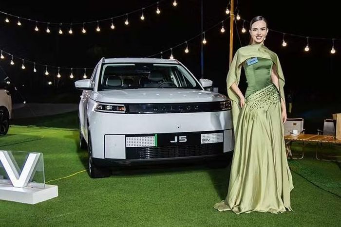 Trong khi đó, J5 EV Flagship sở hữu mô-tơ điện có công suất tối đa 208 mã lực và mô-men xoắn cực đại 288 Nm. Sức mạnh này cho phép xe tăng tốc 0-100 km/h trong 7,7 giây. Xe có phạm vi di chuyển lên đến 461 km sau mỗi lần sạc đầy. Pin của xe hỗ trợ sạc nhanh DC 130 kW với thời gian sạc từ 30% lên 80% trong khoảng 28 phút.