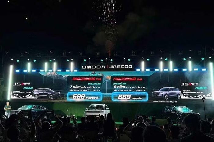 Riêng khách hàng mua J5 EV Flagship được tặng thêm bộ sạc đa dụng và ứng dụng thông minh T-Box, trị giá 20 triệu đồng. Giá bán sau ưu đãi cho các phiên bản Premium và SHS-H Premium tương ứng là 569 triệu đồng và 629 triệu đồng. Hai phiên bản SHS-H Flagship và EV Flagship sẽ có giá ưu đãi 699 triệu đồng.