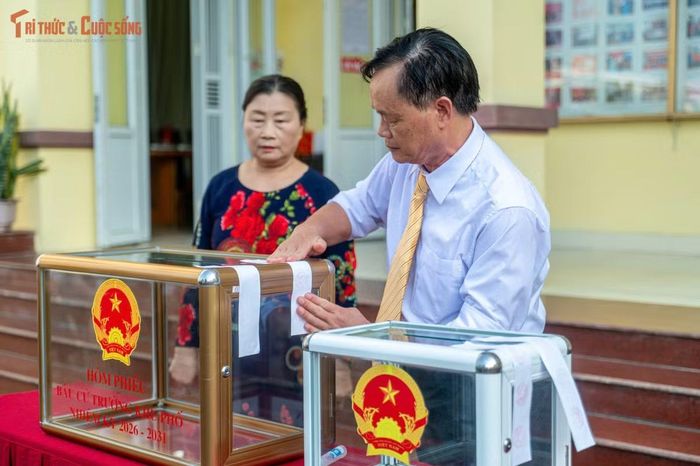 Các cử tri cho biết, ngày bầu cử là ngày hội của người dân Quảng Ninh, trong đó có người dân Khu phố Hồng Hà 3, sau một năm tỉnh thực hiện chính quyền địa phương 2 cấp và sắp xếp lại thôn, bản, khu phố.