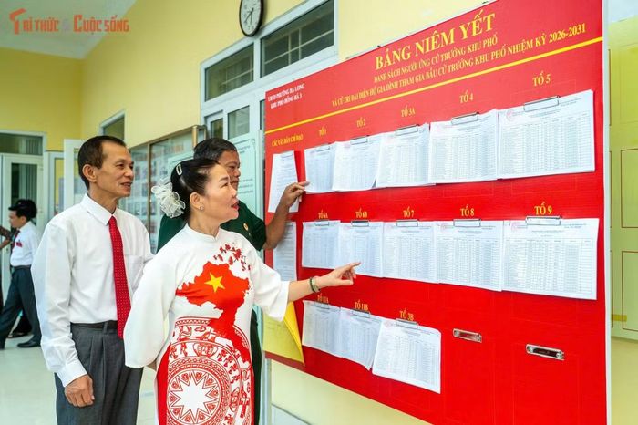 Ghi nhận tại Khu phố Hồng Hà 3, phường Hạ Long, đông đảo cử tri có mặt từ sớm, nghiên cứu danh sách và thông tin các ứng viên trước khi thực hiện quyền bầu cử.