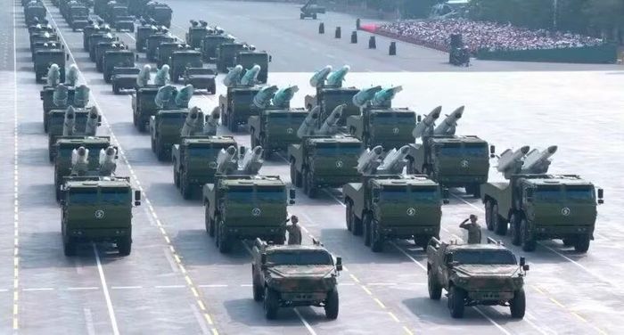 Một cuộc diễu hành của tên lửa siêu thanh YJ của Trung Quốc.