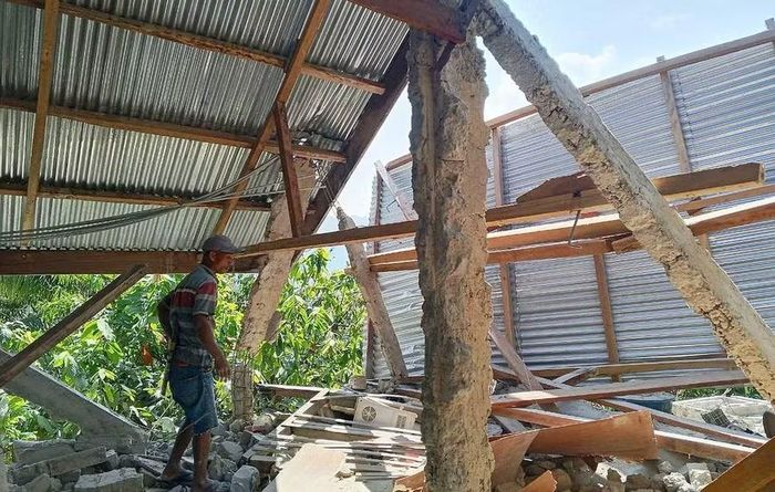 Ngôi nhà bị sập sau trận động đất mạnh 7,7 độ richter xảy ra ở Indonesia, ngày 15/8/2026.