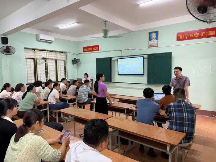 Giáo viên Tuyên Quang được bồi dưỡng kỹ năng gắn với thực tiễn giảng dạy.