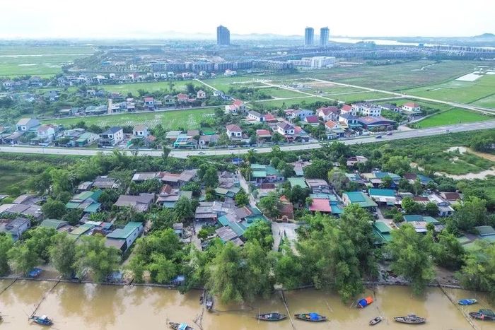 Khu tái định cư cho người dân Hòa Lam nằm phía trong đê, cách đó vài trăm mét. (Ảnh: Phạm Tâm)