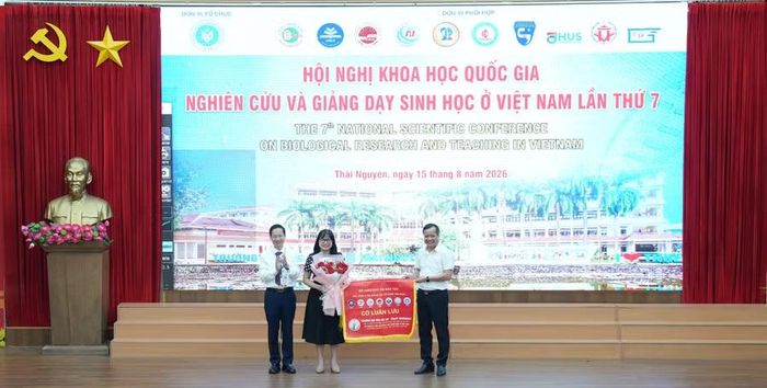 Trường Đại học Đà Lạt nhận cờ lưu niệm.