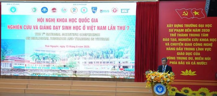 GS.TS. Lê Trần Bình phát biểu chúc mừng Hội nghị.