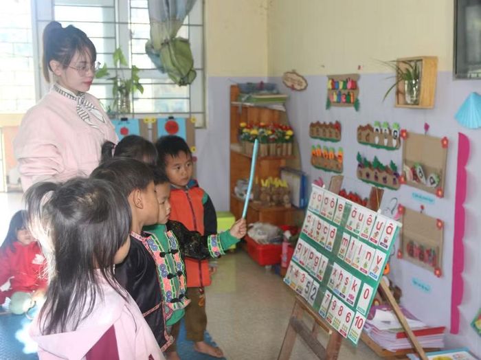 Trẻ ở Trường Mầm non Tà Tổng tự tin trong giờ học tiếng Việt.