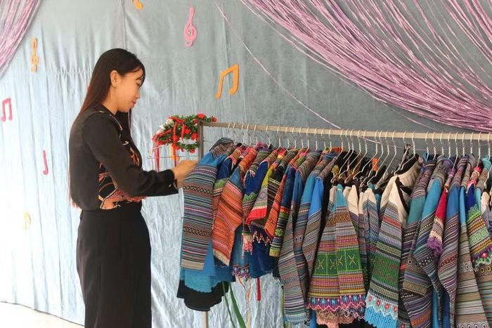 Trang phục dân tộc mang đậm bản sắc văn hóa được nhà trường trang trí trong khuôn viên trường học.