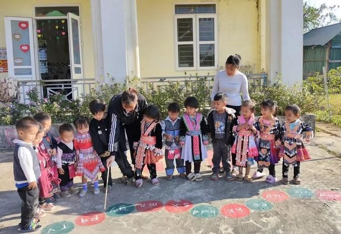 Nhà trường chú trọng tăng cường tiếng Việt cho trẻ.