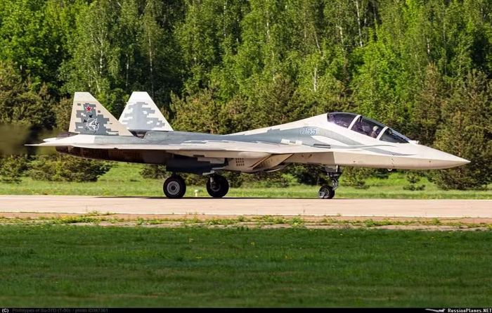 Máy bay chiến đấu Su-57D hai chỗ ngồi tại sân bay Zhukovsky.