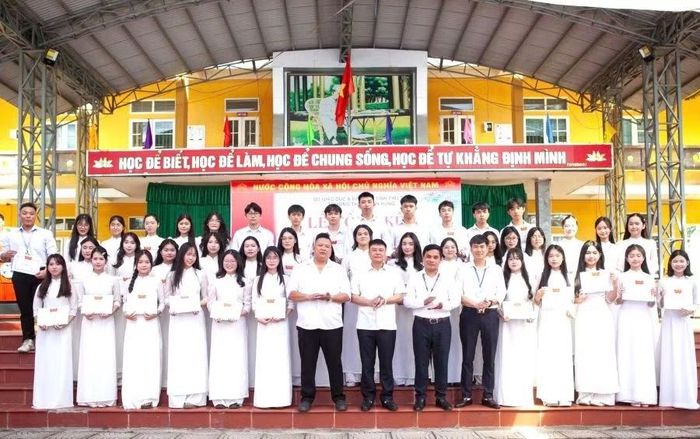 Trường THPT Đoan Hùng khen thưởng các em học sinh đạt thành tích cao trong học tập năm học 2025 - 2026.