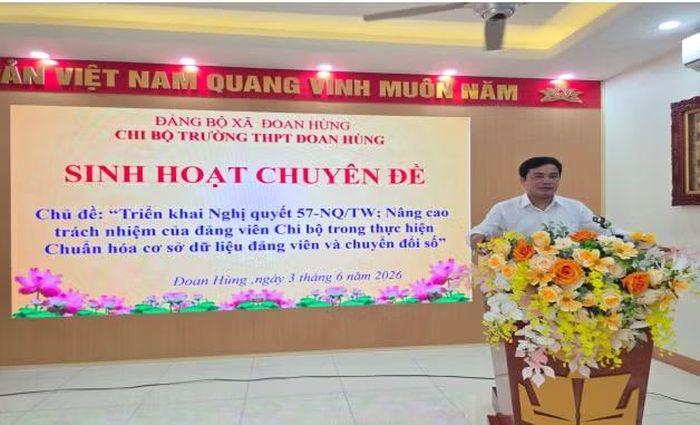Ông Nguyễn Tiến Trình - Bí thư Chi bộ, Hiệu trưởng Trường THPT Đoan Hùng phát biểu tại buổi sinh hoạt chuyên đề.