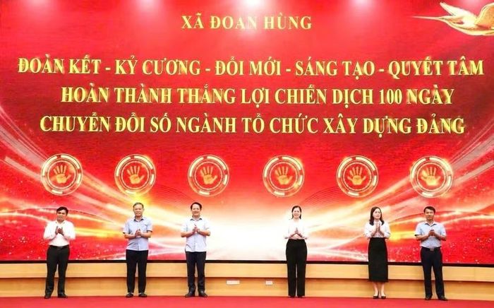 Ông Nguyễn Tiến Trình – Bí thư Chi bộ Trường THPT Đoan Hùng (thứ nhất bên trái) cùng lãnh đạo Đảng ủy xã Đoan Hùng thực hiện nghi thức bấm nút phát động Phong trào thi đua thực hiện Chiến dịch 100 ngày chuyển đổi số ngành Tổ chức xây dựng Đảng.