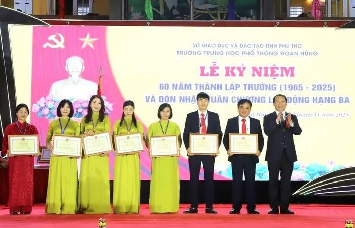 Ông Nguyễn Phú Sơn - Phó Giám đốc Sở GD&ĐT tỉnh Phú Thọ (thứ nhất bên phải) trao Bằng khen của Bộ GD&ĐT cho cán bộ, giáo viên Trường THPT Đoan Hùng.