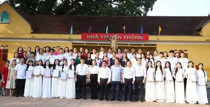 Lãnh đạo Đảng ủy xã Đoan Hùng và Chi bộ Trường THPT Đoan Hùng chụp ảnh cùng 21 đảng viên trẻ, kết nạp Đảng ngày 19/5/2026.