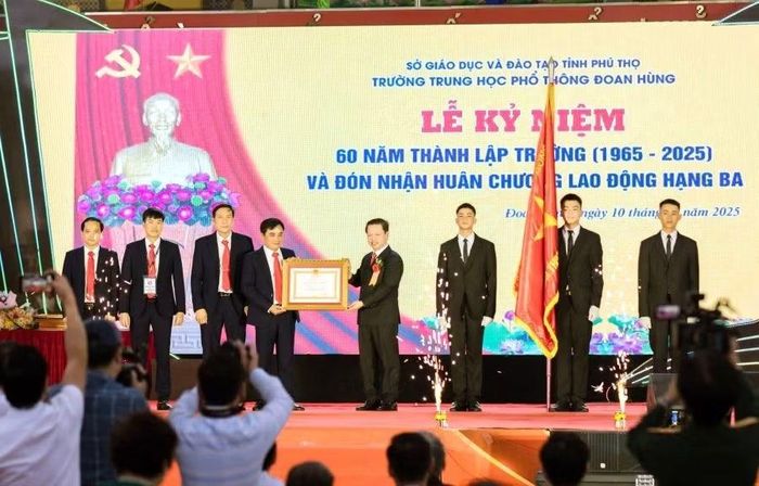 Ngày 10/11/2025, Trường THPT Đoan Hùng vinh dự đón nhận Huân chương Lao động hạng Ba.