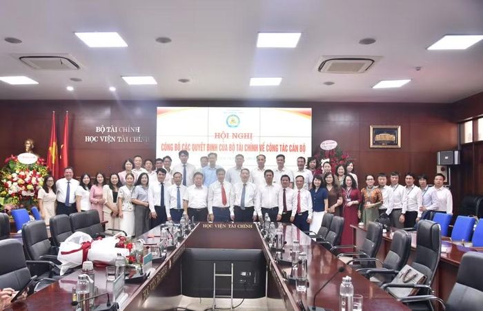 Các đại biểu chụp ảnh lưu niệm.