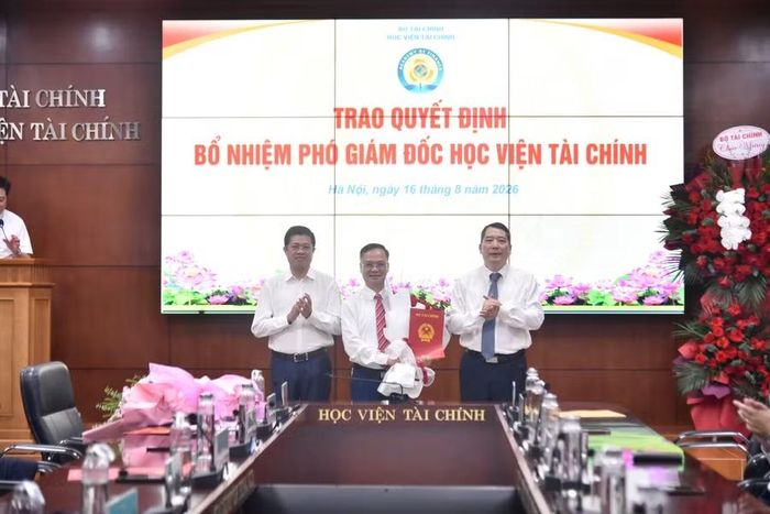 PGS.TS Nguyễn Lê Cường (giữa) nhận Quyết định bổ nhiệm làm Phó Giám đốc Học viện Tài chính.