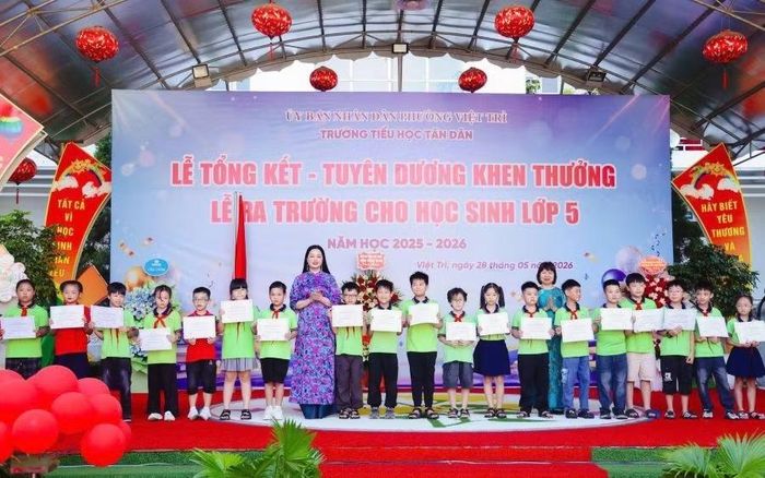 Lãnh đạo Trường Tiểu học Tân Dân tuyên dương khen thưởng các em học sinh.