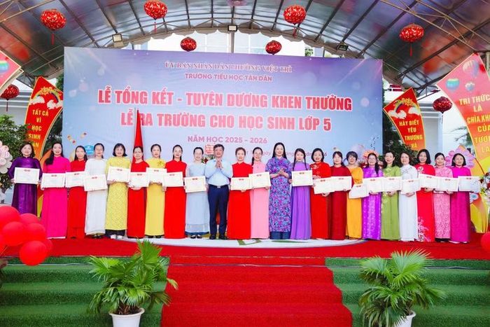 Lãnh đạo UBND phường Việt Trì cùng bà Nguyễn Thị Minh Thịnh - Bí thư Đảng ủy, Hiệu trưởng Trường Tiểu học Tân Dân trao thưởng cho các thầy cô giáo có thành tích xuất sắc trong năm học 2025 - 2026.