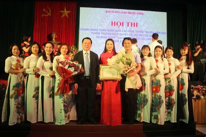 Trưởng ban Tuyên giáo Trung ương Nguyễn Trọng Nghĩa chúc mừng bà Nguyễn Thị Minh Thịnh, Hiệu trưởng Trường Tiểu học Tân Dân giành giải nhì báo cáo viên giỏi toàn quốc nhiệm kỳ 2020 - 2025 (Ảnh: Trường TH Tân Dân cung cấp).