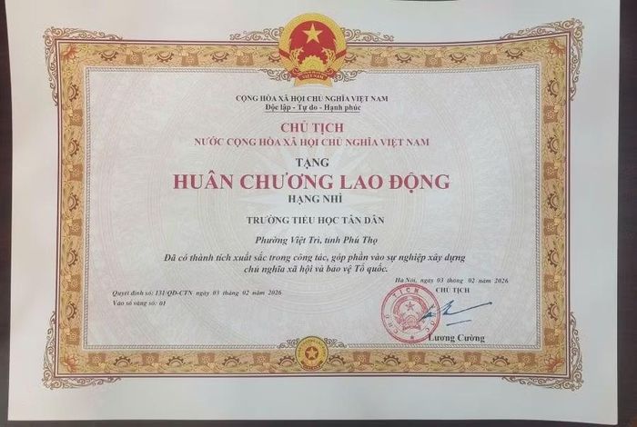 Trường Tiểu học Tân Dân vinh dự được Chủ tịch nước tặng Huân chương Lao động hạng Nhì.