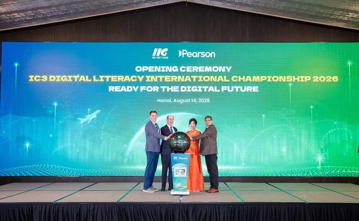Đại diện Ban Tổ chức Cuộc thi: Tổ chức Giáo dục IIG Việt Nam và Tập đoàn Pearson – Certiport tại lễ khai mạc Cuộc thi