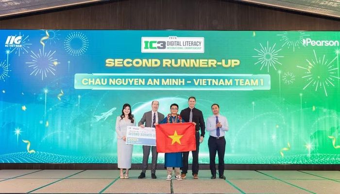 Ông Nguyễn Thế Sơn, Phó Vụ trưởng Vụ Giáo dục Phổ thông, Bộ GD&ĐT; bà Đoàn Nguyễn Vân Khanh, Giám đốc Điều hành Tổ chức Giáo dục IIG Việt Nam và đại diện Tập đoàn Pearson - Certiport trao giải Ba cá nhân.