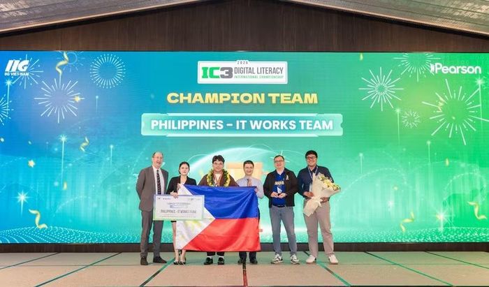 Đại diện Bộ GD&ĐT và Tập đoàn Pearson - Certiport trao giải Nhất toàn đoàn cho đội tuyển Philippines.