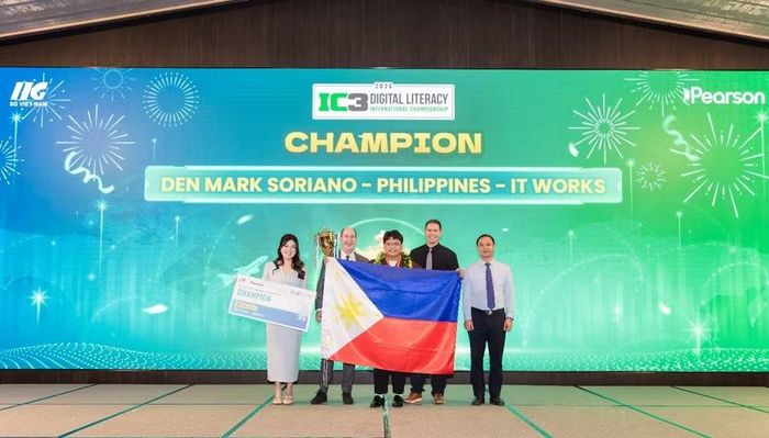 Ông Nguyễn Thế Sơn, Phó Vụ trưởng Vụ Giáo dục Phổ thông, Bộ GD&ĐT; bà Đoàn Nguyễn Vân Khanh, Giám đốc Điều hành Tổ chức Giáo dục IIG Việt Nam và đại diện Tập đoàn Pearson - Certiport trao giải Nhất cá nhân.